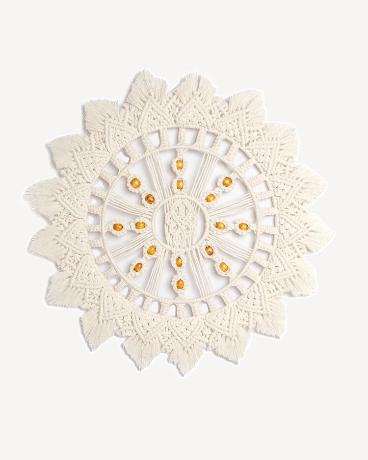 Tenture murale en macramé en forme de soleil, tissée à la main avec coton naturel écru, perles en bois marron et anneaux métalliques – Création artisanale fait main.