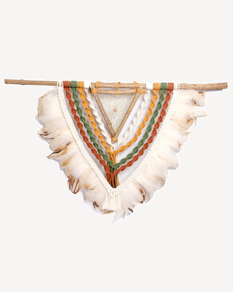 Tenture murale macramé Yuma avec corde colorée, plumes naturelles et structure bois triangulaire.