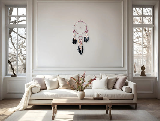 Attrape-rêves Cheyenne accroch au mur d'un grand salon chic 