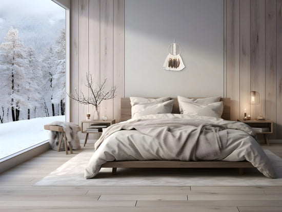 Attrape-rêves Iroquois accroché au mur derrière la tête du lit d'une chambre chic et chaleureuse