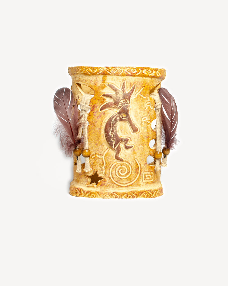 Poterie en terre cuite ornée de plumes, représentant la divinité mythologique amérindienne Kokopelli