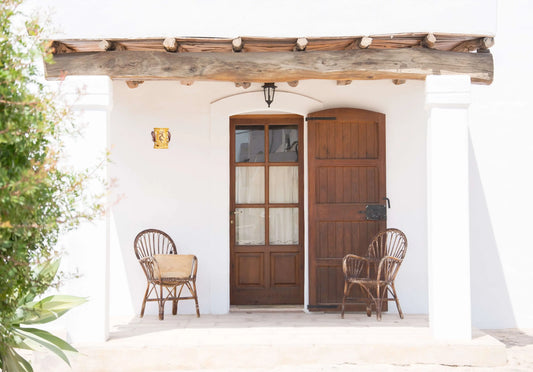 Création Kokopelli en terre cuite placée en applique à l'entrée d'une maison