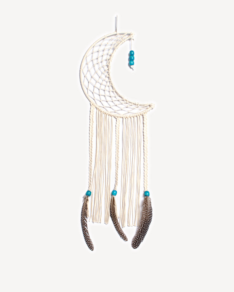 Croissant de lune en tige de métal ornementé d'un tissage en corde de macramé avec des plumes et des perles, réalisé par CTJ-creation