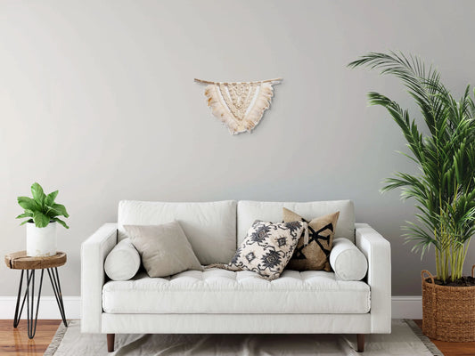 Tenture macramé Timucua accrochée dans un salon moderne.